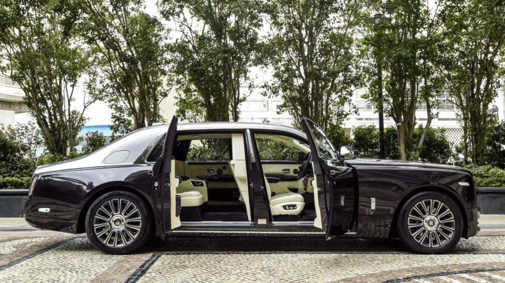 Rolls Royce Phantom vs Aurus Senat